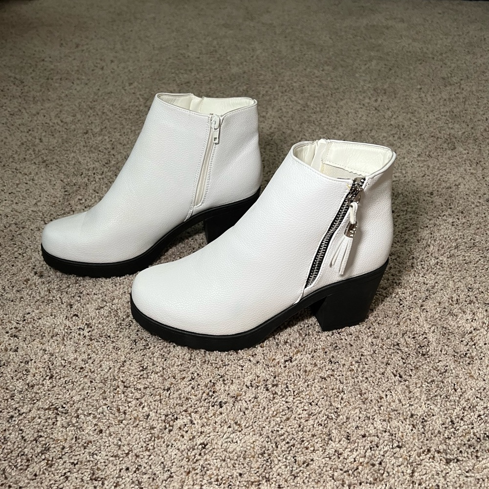 Krush since 1970 white heeled ankle boots size 9 never been worn